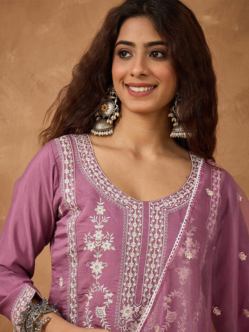 Kurta with thread embroidery paired with trousers with embroidered hem and booti embroidered dupatta